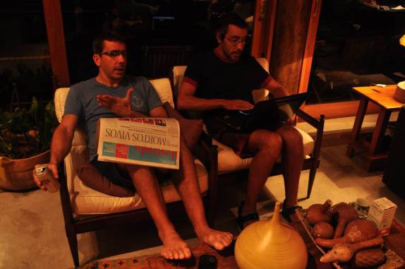 Jogando conversa fora com o irmão, em Ilhabela, no litoral de São Paulo